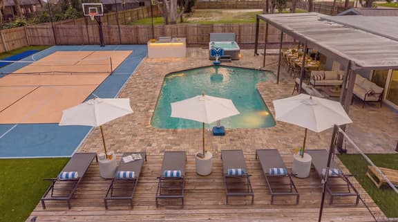 Family Resort—Pool—Pickleball—Mini Golf—Volleyball